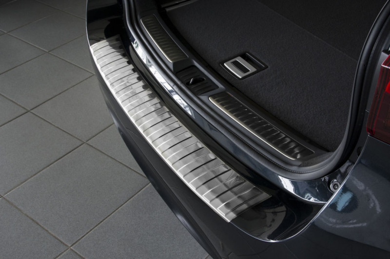 Ochranná lišta hrany kufru Toyota Avensis 2015-2018 (combi)